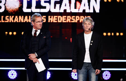 Förbundskaptenerna Erik Hamrén och Pia Sundhage delade ut