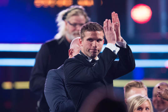 Anders Svensson applåderar publiken
