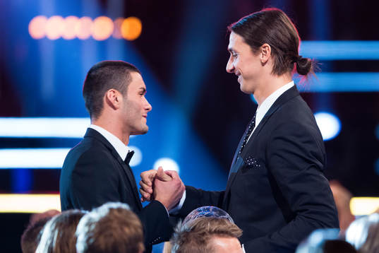 Valmir Beisha delar ut priset för Årets mål till Zlatan