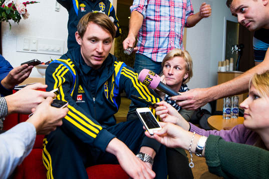 Kim Källström blir intervjuad