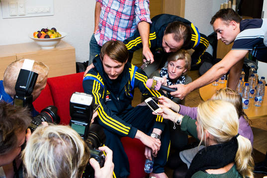 Kim Källström blir intervjuad