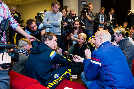 Kim Källström blir intervjuad