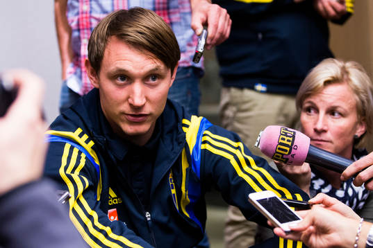 Kim Källström blir intervjuad