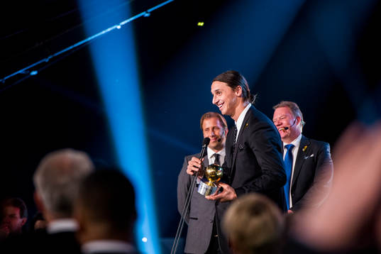 Zlatan Ibrahimovic tar emot guldbollen