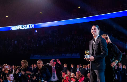 Zlatan Ibrahimovic tar emot guldbollen