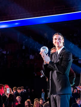 Zlatan Ibrahimovic tar emot guldbollen