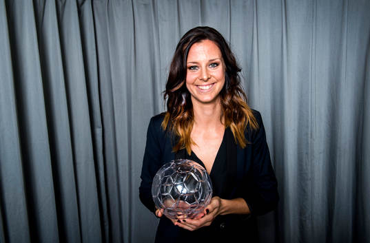 Lotta Schelin med priset för årets forward
