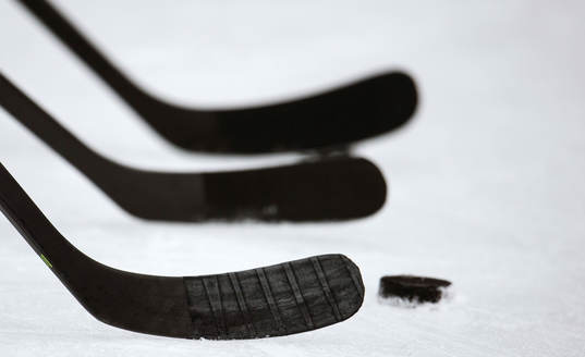 Ishockeyklubba och puck