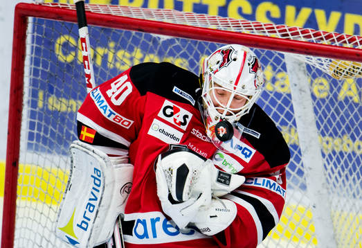 Malmö Redhawks målvakt Pontus Sjögren får ett skott i