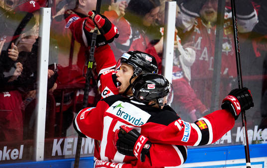 Malmö Redhawks Daniel Viksten gör 1-0 och jublar med