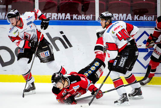 Malmö Redhawks Robin Alvarez faller framför Karlskronas