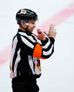 Domare Niclas Johansson tar en utvisning för interference