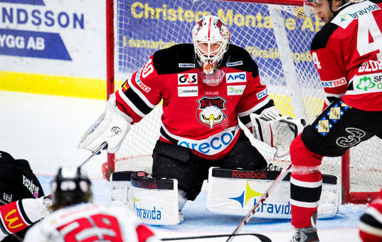 Kaos framför Malmö Redhawks målvakt Pontus Sjögren men