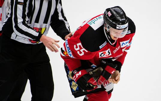 Malmö Redhawks Teemu Kesä med en förmodad bruten handled