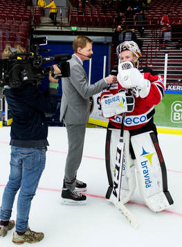 Niklas Jihde på Viasat intervjuar Malmö Redhawks målvakt
