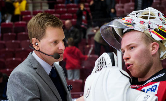 Niklas Jihde på Viasat intervjuar Malmö Redhawks målvakt