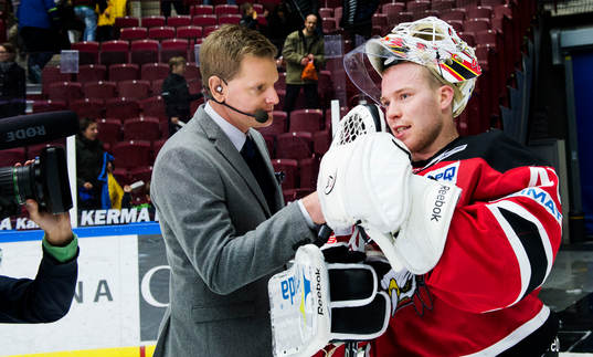 Niklas Jihde på Viasat intervjuar Malmö Redhawks målvakt