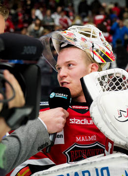 Niklas Jihde på Viasat intervjuar Malmö Redhawks målvakt