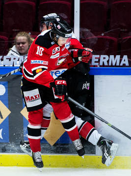 Malmö Redhawks Robin Alvarez sätter en tackling på