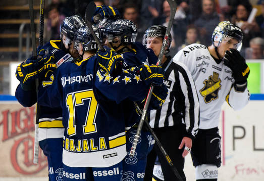 s Toni Rajala jublar med sina lagkamrater