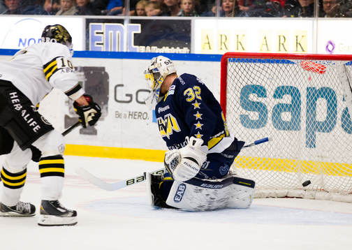 s Esa Pirnes gör 2-3 bakom HV71:s målvakt Gustaf Wesslau