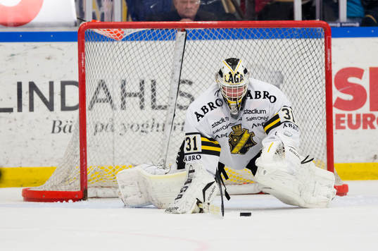 s målvakt Daniel Larsson blockerar