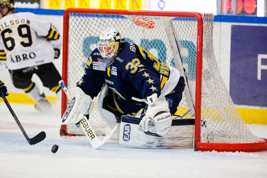 s målvakt Gustaf Wesslau går mot pucken