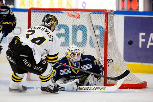 s Michael Lindqvist framför HV71:s målvakt Gustaf Wesslau