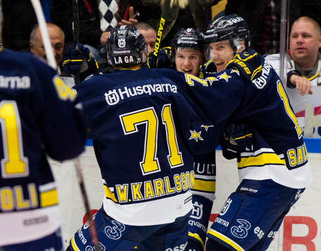 s William Karlsson, Toni Rajala och Anssi Salmela jublar