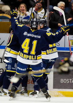 s Chris Campoli jublar med lagkamrater