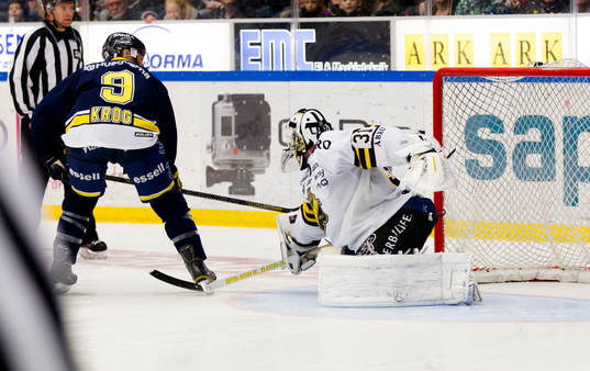 s Jason Krog avgör mot AIK:s målvakt Daniel Larsson i