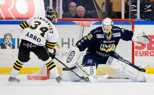 s Michael Lindqvist mot HV71:s målvakt Gustaf Wesslau