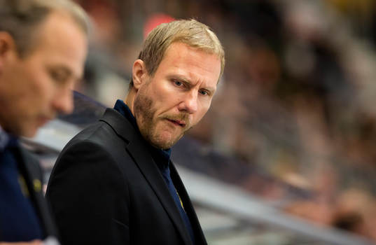 s tränare Rikard Franzén ser deppig ut