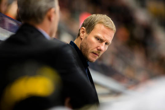 s tränare Rikard Franzén ser deppig ut