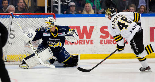s målvakt Gustaf Wesslau räddar straff från AIK:s Teemu