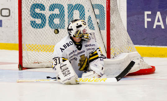s målvakt Daniel Larsson ser pucken bakom sig