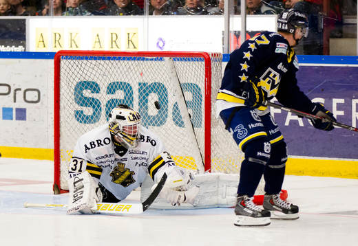 s målvakt Daniel Larsson släpper in straff från HV71:s