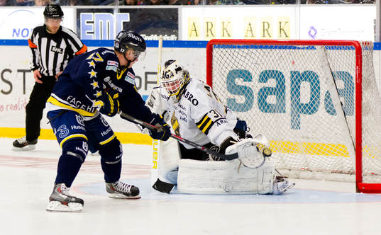 s Toni Rajala gör mål på straff mot AIK:s målvakt