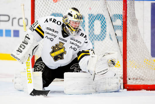 s målvakt Daniel Larsson räddar