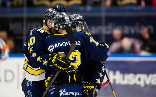 s Ted Brithén och Patrik Carlsson  jublar med Jason Krog