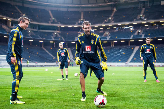 Kim Källström och målvakten Andreas Isaksson