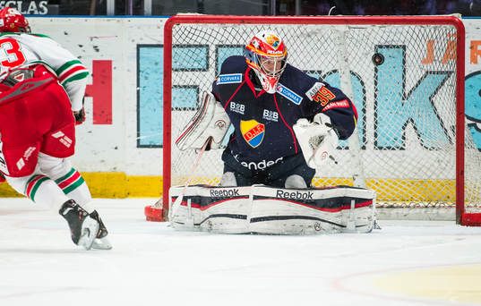 målvakt Adam Reideborn släpper in Moras Mattias Beck