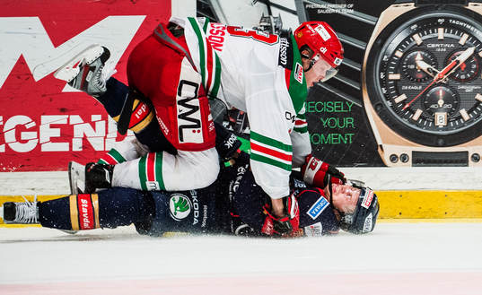 Moras Anton Karlsson trycker ner Dustin Johner