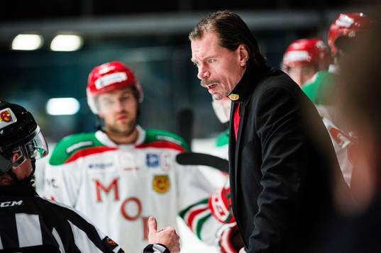 Moras assisterande tränare Roger Johansson diskuterar med