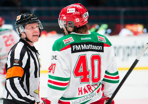 Moras Jonathan Harty diskuterar med domare Peter Lyth