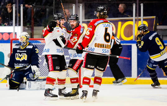 s målvakt Gustaf Wesslau (v) och HV71:s Jason Krog (h)