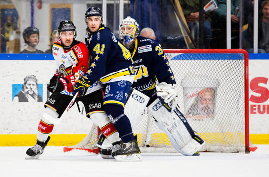 s Chris Campoli och målvakt Gustaf Wesslau