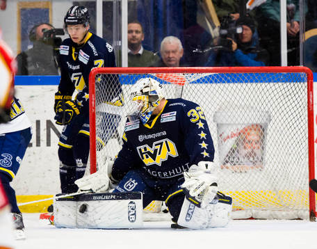 s målvakt Gustaf Wesslau räddar ishockeymatchen i SHL