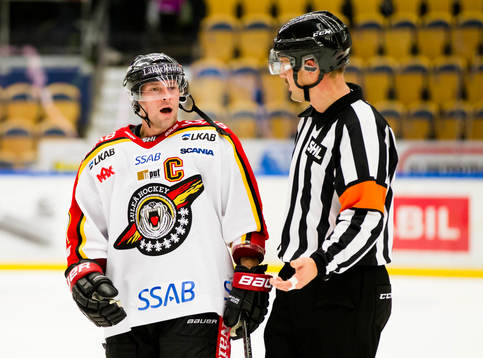 Luleås Chris Abbott snackar med Domare Mikael Nord