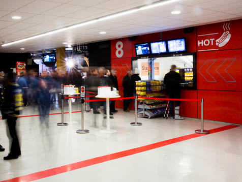 Rörelse vid en av kioskerna i Kinnarps Arena
